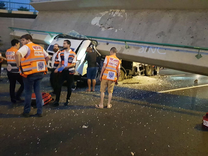 جسر مشاة ينهار على شاحنة على شارع 4 بالقرب من مدينة بني براك